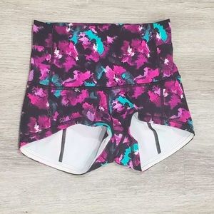 Lululemon Wunder Short 2” Mini Midnight Bloom black/deep fuschia Size 4